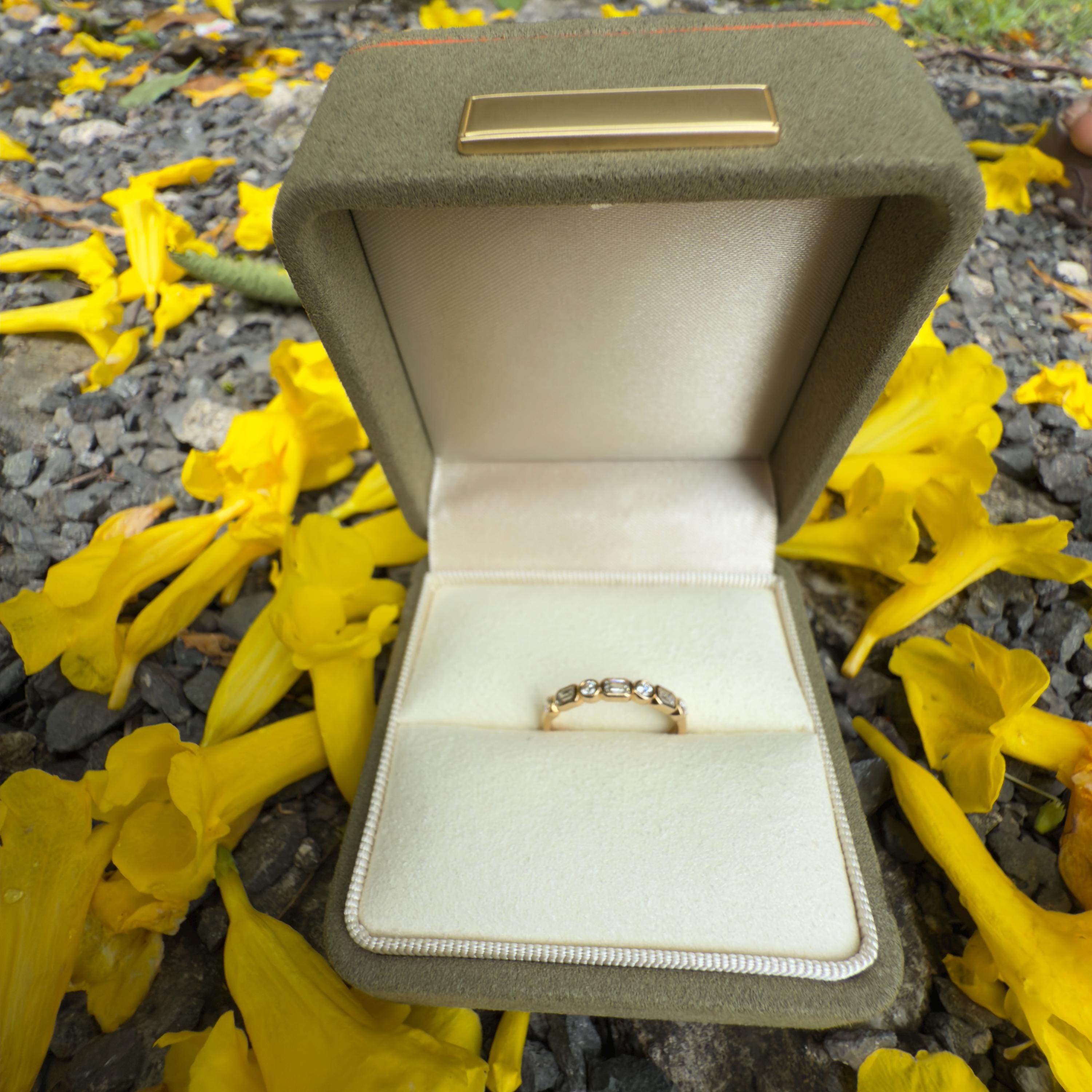 Vintage Olive Green Velvet Ring Box: Elegant Engagement Proposal Gift