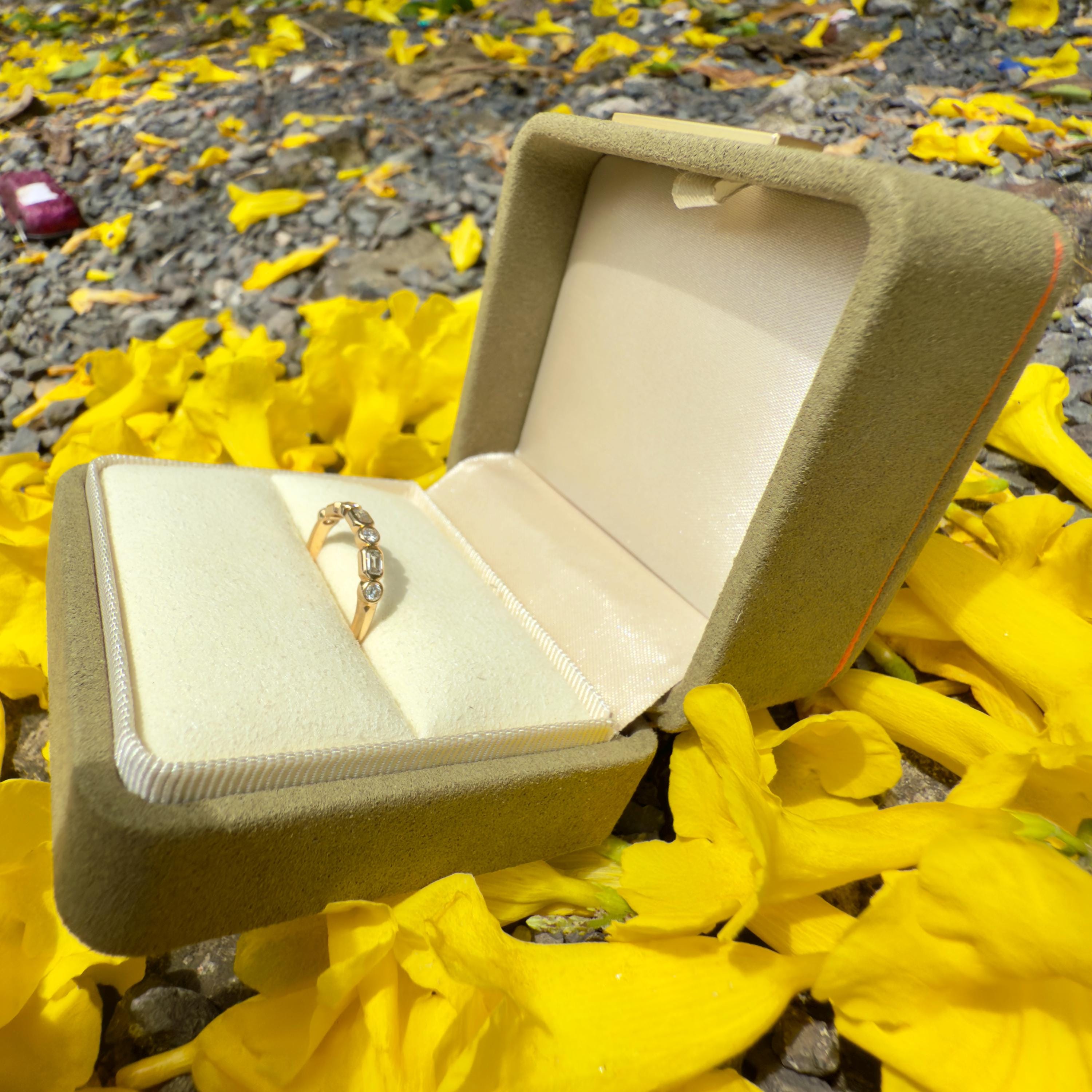 Vintage Olive Green Velvet Ring Box: Elegant Engagement Proposal Gift