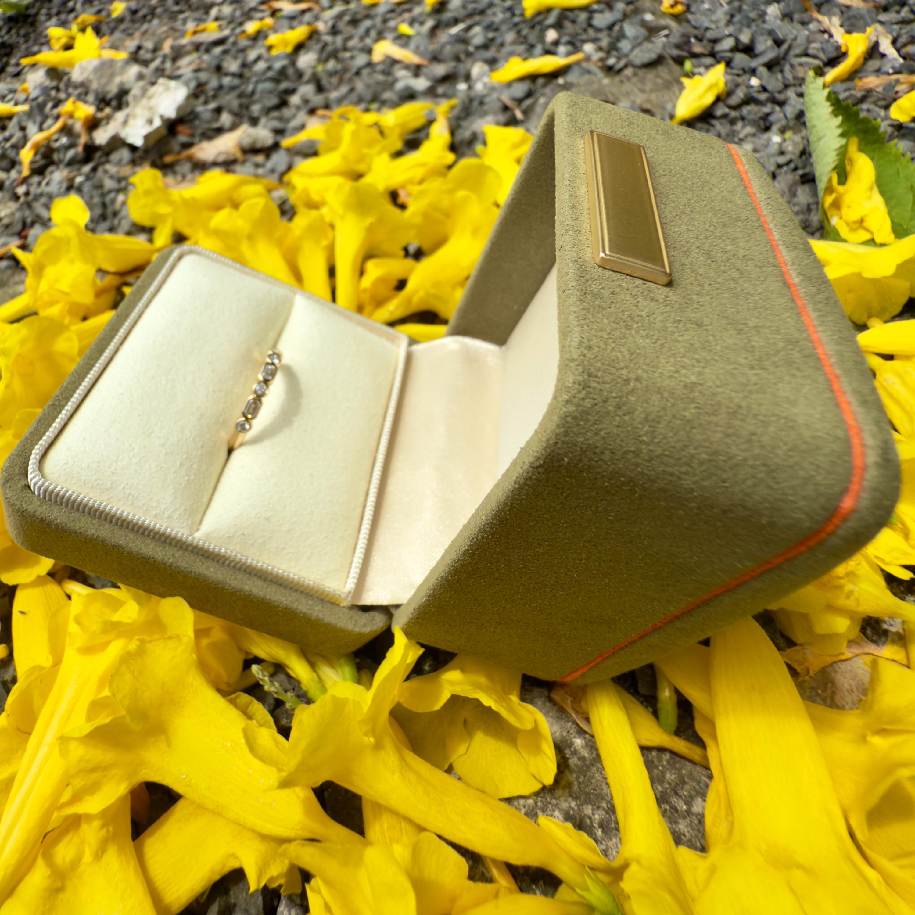 Vintage Olive Green Velvet Ring Box: Elegant Engagement Proposal Gift